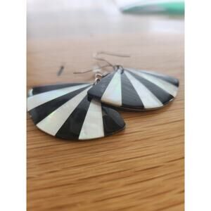 Gorgeous black and white shell fan drop dangle earrings silver tone